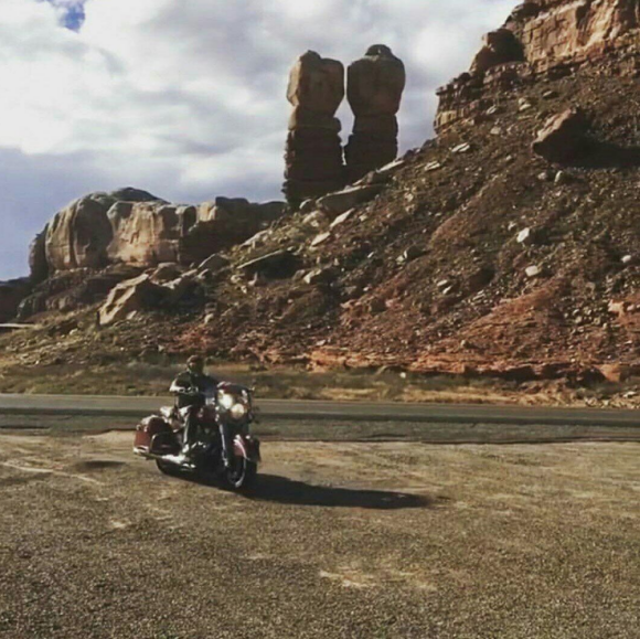 Johnny Hallyday et sa bande en plein road trip à travers les Etats-Unis - Escale à Monument Valley, le 24 septemnbre 2016.