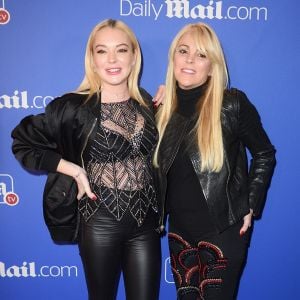 Lindsay Lohan et sa mère Dina Lohan à la soirée "Unwrap the Holidays" organisée par le Daily Mail à l'Hôtel Moxy à New York, le 6 décembre 2017.