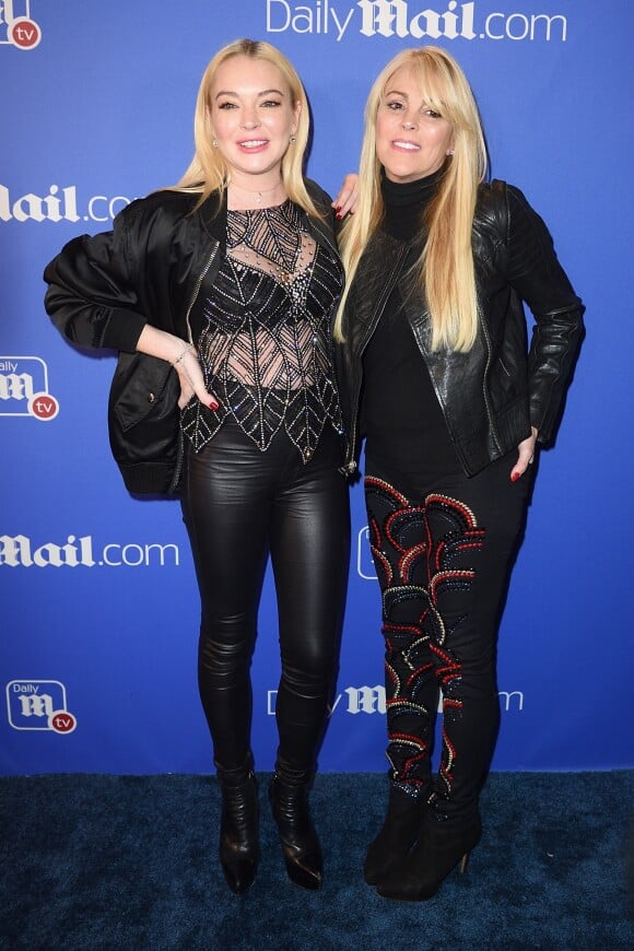 Lindsay Lohan et sa mère Dina Lohan à la soirée "Unwrap the Holidays" organisée par le Daily Mail à l'Hôtel Moxy à New York, le 6 décembre 2017.