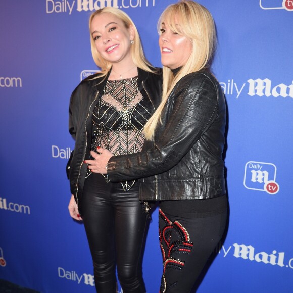 Lindsay Lohan et sa mère Dina Lohan à la soirée "Unwrap the Holidays" organisée par le Daily Mail à l'Hôtel Moxy à New York, le 6 décembre 2017.