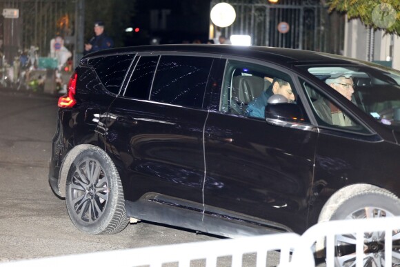 La première dame Brigitte Macron (Trogneux) quitte la résidence de Johnny et Laeticia Hallyday à Marnes-la-Coquette le 6 décembre 2017.