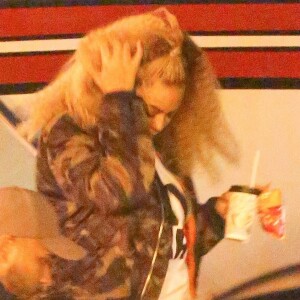 Exclusif - Beyoncé et son mari Jay-Z arrivent en jet privé avec leurs enfants Blue Ivy Carter, Sir Carter et Rumi Carter à l'aéroport de Van Nuys, le 6 décembre 2017