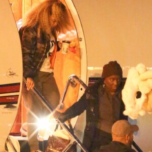 Exclusif - Beyoncé et son mari Jay-Z arrivent en jet privé avec leurs enfants Blue Ivy Carter, Sir Carter et Rumi Carter à l'aéroport de Van Nuys, le 6 décembre 2017