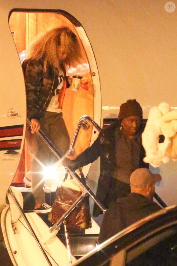 Exclusif - Beyoncé et son mari Jay-Z arrivent en jet privé avec leurs enfants Blue Ivy Carter, Sir Carter et Rumi Carter à l'aéroport de Van Nuys, le 6 décembre 2017
