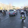 La dépuille de Johnny Hallyday descend les Champs-Elysées à Paris. Le 9 décembre 2017.