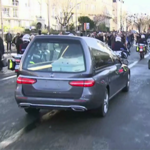 La dépuille de Johnny Hallyday descend les Champs-Elysées à Paris. Le 9 décembre 2017.