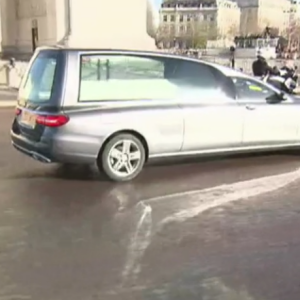 La dépuille de Johnny Hallyday descend les Champs-Elysées à Paris. Le 9 décembre 2017.