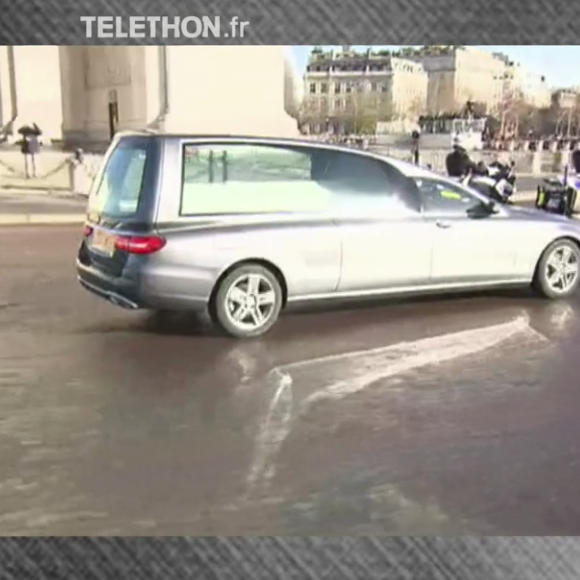 La dépuille de Johnny Hallyday descend les Champs-Elysées à Paris. Le 9 décembre 2017.