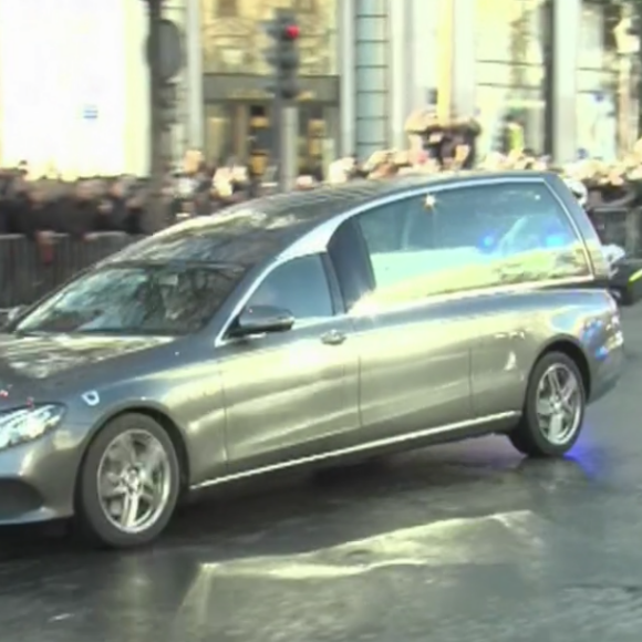 La dépuille de Johnny Hallyday descend les Champs-Elysées à Paris. Le 9 décembre 2017.