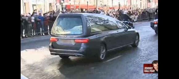 Le cercueil de Johnny Hallyday descend les Champs-Elysees, accompagné de 700 bikers, jusqu'à l'église de la Madeleine, à Paris le 9 décembre 2017.