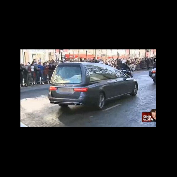 Le cercueil de Johnny Hallyday descend les Champs-Elysees, accompagné de 700 bikers, jusqu'à l'église de la Madeleine, à Paris le 9 décembre 2017.