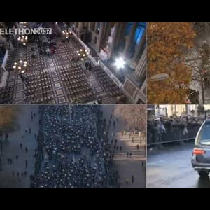 Le cercueil de Johnny Hallyday descend les Champs-Elysees, accompagné de 700 bikers, jusqu'à l'église de la Madeleine, à Paris le 9 décembre 2017.