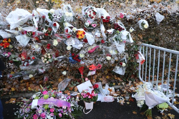 11h18 - Le convoi funéraire de Johnny Hallyday sort du funérarium du Mont-Valérien à Nanterre, le 9 décembre 2017.