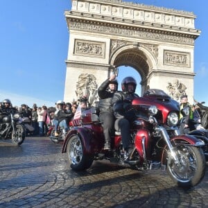 700 bikers escortent le cortège funéraire - Le convoi funéraire de la dépouille du chanteur Johnny Hallyday sur la place Charles-de-Gaulle à Paris, France, le 9 décembre 2017. © Giancarlo Gorassini/Bestimage