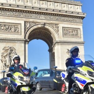 Le convoi funéraire de la dépouille du chanteur Johnny Hallyday sur la place Charles-de-Gaulle à Paris, France, le 9 décembre 2017. © Giancarlo Gorassini/Bestimage