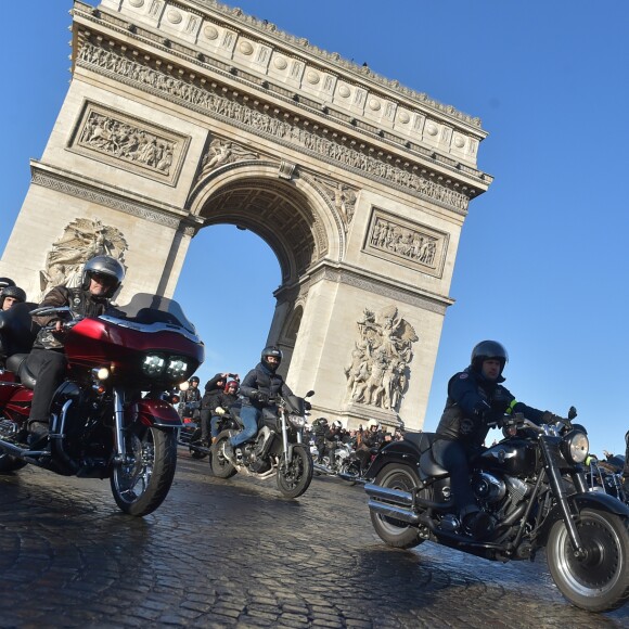 700 bikers escortent le cortège funéraire - Le convoi funéraire de la dépouille du chanteur Johnny Hallyday sur la place Charles-de-Gaulle à Paris, France, le 9 décembre 2017. © Giancarlo Gorassini/Bestimage