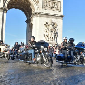 700 bikers escortent le cortège funéraire - Le convoi funéraire de la dépouille du chanteur Johnny Hallyday sur la place Charles-de-Gaulle à Paris, France, le 9 décembre 2017. © Giancarlo Gorassini/Bestimage