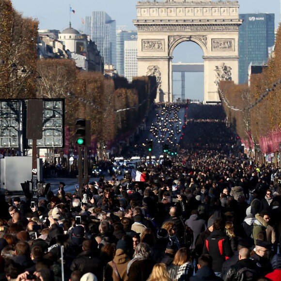 Le convoi funéraire de la dépouille du chanteur Johnny Hallyday descend l'avenue des Champs-Elysées accompagné de 700 bikers à Paris, le 9 décembre 2017. © Stéphane Lemouton/Bestimage