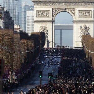 Le convoi funéraire de la dépouille du chanteur Johnny Hallyday descend l'avenue des Champs-Elysées accompagné de 700 bikers à Paris, le 9 décembre 2017. © Stéphane Lemouton/Bestimage