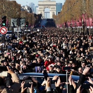 Le convoi funéraire de la dépouille du chanteur Johnny Hallyday descend l'avenue des Champs-Elysées accompagné de 700 bikers à Paris, le 9 décembre 2017. © Stéphane Lemouton/Bestimage