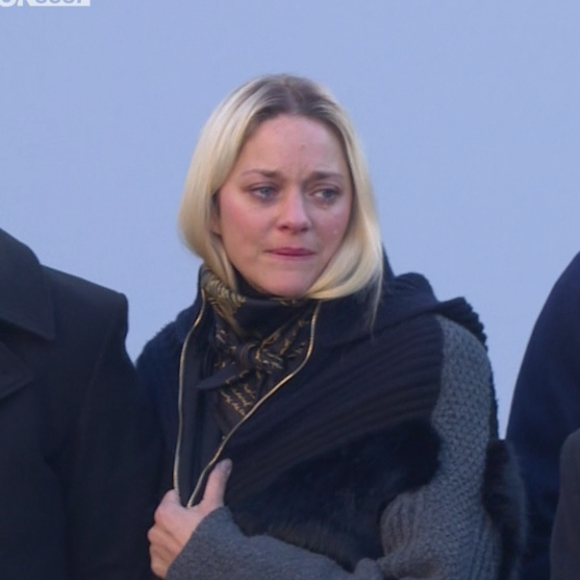 Marion Cotillard en larmes - Obsèques de Johnny Hallyday en l'église de la Madeleine à Paris. Le 9 décembre 2017.