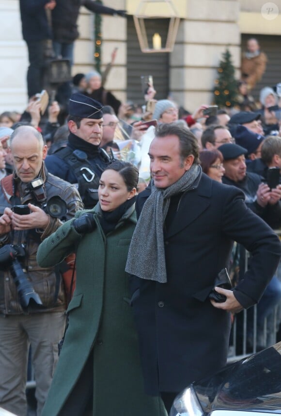 Jean Dujardin et sa compagne Nathalie Péchalat - Arrivée du convoi funéraire de la dépouille du chanteur Johnny Hallyday et des personnalités sur la place de La Madeleine à Paris. Le 9 décembre 2017 © CVS / Bestimage