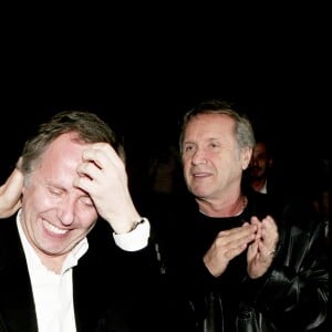 Johnny Hallyday et Fabrice Luchini (Yves Rénier derrière) à Paris en mars 2006.