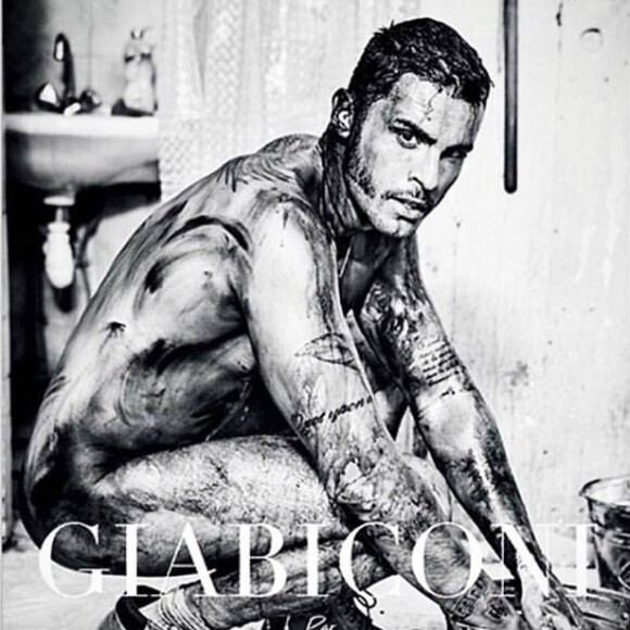 Baptiste Giabiconi dévoile son calendrier 2018. Photo par Ellen Von Unwerth.