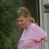 Exclusif - Kirsten Dunst change de t-shirt et se touche le ventre dans les rues de Los Angeles. Le 9 décembre 2017