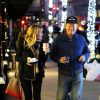 Exclusif - Kirsten Dunst et son fiancé Jesse Piemons lors d'une balade romantique, de nuit, à New York le 16 novembre 2017.