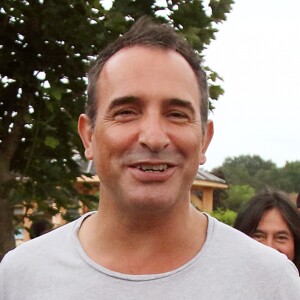 Semi-Exclusif - Jean Dujardin tourne son nouveau film "I Feel Good" à Pau dans un village Emmaus en compagnie de Benoît Delépine, Gustave Kerven et Yolande Moreau. A cette occasion toute l'équipe du tournage à inauguré une place "I Feel Good" dans le centre du village Emmaus. Pau, le 16 Aout 2017. © Patrick Bernard-Christophe de Prada/Bestimage