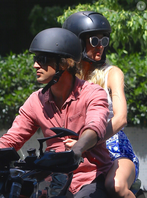 Candice Swanepoel et son petit ami Hermann Nicoli se baladent en moto dans les rues de New York, le 17 mai 2017