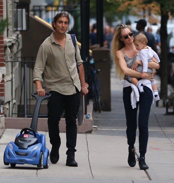 Exclusif - Candice Swanepoel se promène avec son fiancé Hermann Nicoli et leur fils Anaca à New York le 8 octobre 2017. 