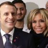 Le président Emmanuel Macron et sa femme Brigitte Macron (Trogneux) lors de la visite du centre hospitalier Delafontaine à Saint-Denis dans le cadre de la journée mondiale de lutte contre le Sida le 1er décembre 2017. © Stéphane Lemouton / Bestimage