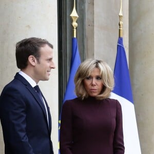 Emmanuel Macron, président de la République Française, et sa femme la Première Dame Brigitte Macron (Trogneux) reçoivent l'ex-Premier ministre libanais Saad Hariri accompagné de sa femme Lara et de son fils Hussam au palais de l'Elysée. Paris, le 18 novembre 2017. © Stéphane Lemouton/Bestimage