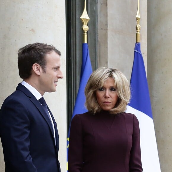 Emmanuel Macron, président de la République Française, et sa femme la Première Dame Brigitte Macron (Trogneux) reçoivent l'ex-Premier ministre libanais Saad Hariri accompagné de sa femme Lara et de son fils Hussam au palais de l'Elysée. Paris, le 18 novembre 2017. © Stéphane Lemouton/Bestimage