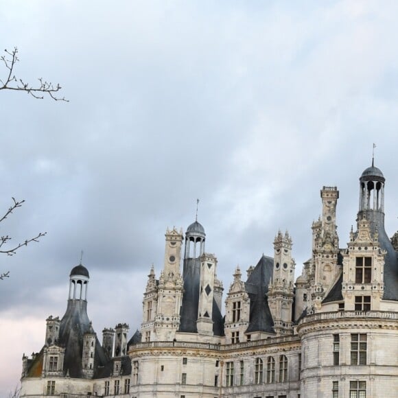 Le Château de Chambord - Le couple présidentiel est arrivé vendredi 15 décembre 2017 au Château de Chambord (Loir-et-Cher). Accompagnés de leur famille, Emmanuel et Brigitte Macron ont eu le droit à une visite privée du domaine avant de savourer un dîner organisé en marge d'une chasse "une battue de régulation des sangliers", qui était organisée ce même jour par l'Office national de la chasse et de la faune sauvage. L'homme politique s'est également entretenu avec les présidents des fédérations départementales des chasseurs. Samedi après-midi (le 16 décembre 2017), le président de la République et sa femme sont allés au ZooParc de Beauval pour saluer Yuan Meng, bébé panda baptisé en début de mois par la première dame, marraine de l'animal. Les enfants de Brigitte Macron (Laurence, cardiologue de 40 ans, Tiphaine, avocate de 33 ans et Sébastien, ingénieur de 42 ans) leurs gendres et belle-fille ainsi que tous les petits-enfants (7) étaient de la partie. Ce week-end familial était l'occasion de célébrer Noël en famille avec un peu d'avance. Le couple présidentiel a résidé à la Maison des Refractaires, une ancienne maison forestière située "au coeur du domaine royal, à quelques mètres du château.15/12/2017 -