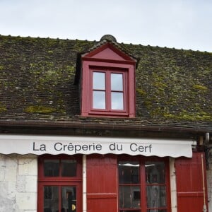 Le vendredi 15 décembre 2017, la famille Macron est allée dîner à La Crêperie du Cerf dans le domaine du Château - Le couple présidentiel est arrivé vendredi 15 décembre 2017 au Château de Chambord (Loir-et-Cher). Accompagnés de leur famille, Emmanuel et Brigitte Macron ont eu le droit à une visite privée du domaine avant de savourer un dîner organisé en marge d'une chasse "une battue de régulation des sangliers", qui était organisée ce même jour par l'Office national de la chasse et de la faune sauvage. L'homme politique s'est également entretenu avec les présidents des fédérations départementales des chasseurs. Samedi après-midi (le 16 décembre 2017), le président de la République et sa femme sont allés au ZooParc de Beauval pour saluer Yuan Meng, bébé panda baptisé en début de mois par la première dame, marraine de l'animal. Les enfants de Brigitte Macron (Laurence, cardiologue de 40 ans, Tiphaine, avocate de 33 ans et Sébastien, ingénieur de 42 ans) leurs gendres et belle-fille ainsi que tous les petits-enfants (7) étaient de la partie. Ce week-end familial était l'occasion de célébrer Noël en famille avec un peu d'avance. Le couple présidentiel a résidé à la Maison des Refractaires, une ancienne maison forestière située "au coeur du domaine royal, à quelques mètres du château.15/12/2017 - 