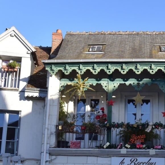 Le samedi 16 décembre 2017, la famille Macron est allée déjeuner au restaurant "Le Bacchus" à Saint-Aignan avant d'aller au ZooParc de Beauval - Le couple présidentiel est arrivé vendredi 15 décembre 2017 au Château de Chambord (Loir-et-Cher). Accompagnés de leur famille, Emmanuel et Brigitte Macron ont eu le droit à une visite privée du domaine avant de savourer un dîner organisé en marge d'une chasse "une battue de régulation des sangliers", qui était organisée ce même jour par l'Office national de la chasse et de la faune sauvage. L'homme politique s'est également entretenu avec les présidents des fédérations départementales des chasseurs. Samedi après-midi (le 16 décembre 2017), le président de la République et sa femme sont allés au ZooParc de Beauval pour saluer Yuan Meng, bébé panda baptisé en début de mois par la première dame, marraine de l'animal. Les enfants de Brigitte Macron (Laurence, cardiologue de 40 ans, Tiphaine, avocate de 33 ans et Sébastien, ingénieur de 42 ans) leurs gendres et belle-fille ainsi que tous les petits-enfants (7) étaient de la partie. Ce week-end familial était l'occasion de célébrer Noël en famille avec un peu d'avance. Le couple présidentiel a résidé à la Maison des Refractaires, une ancienne maison forestière située "au coeur du domaine royal, à quelques mètres du château.16/12/2017 - 