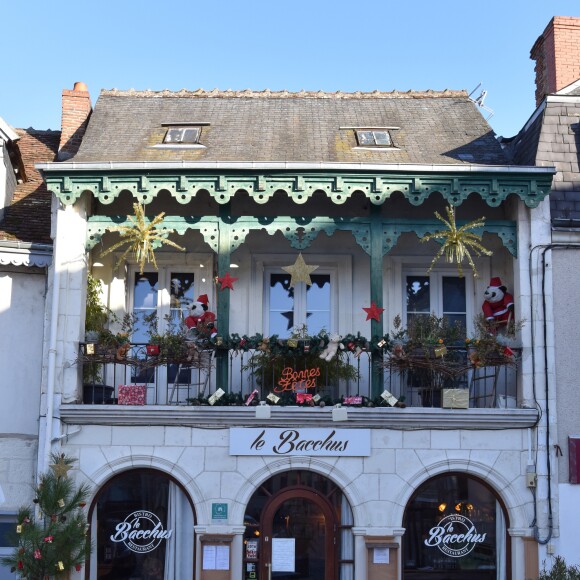 Le samedi 16 décembre 2017, la famille Macron est allée déjeuner au restaurant "Le Bacchus" à Saint-Aignan avant d'aller au ZooParc de Beauval - Le couple présidentiel est arrivé vendredi 15 décembre 2017 au Château de Chambord (Loir-et-Cher). Accompagnés de leur famille, Emmanuel et Brigitte Macron ont eu le droit à une visite privée du domaine avant de savourer un dîner organisé en marge d'une chasse "une battue de régulation des sangliers", qui était organisée ce même jour par l'Office national de la chasse et de la faune sauvage. L'homme politique s'est également entretenu avec les présidents des fédérations départementales des chasseurs. Samedi après-midi (le 16 décembre 2017), le président de la République et sa femme sont allés au ZooParc de Beauval pour saluer Yuan Meng, bébé panda baptisé en début de mois par la première dame, marraine de l'animal. Les enfants de Brigitte Macron (Laurence, cardiologue de 40 ans, Tiphaine, avocate de 33 ans et Sébastien, ingénieur de 42 ans) leurs gendres et belle-fille ainsi que tous les petits-enfants (7) étaient de la partie. Ce week-end familial était l'occasion de célébrer Noël en famille avec un peu d'avance. Le couple présidentiel a résidé à la Maison des Refractaires, une ancienne maison forestière située "au coeur du domaine royal, à quelques mètres du château.16/12/2017 - 