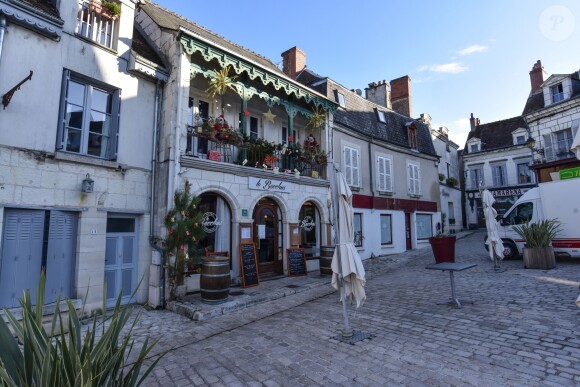 Le samedi 16 décembre 2017, la famille Macron est allée déjeuner au restaurant "Le Bacchus" à Saint-Aignan avant d'aller au ZooParc de Beauval - Le couple présidentiel est arrivé vendredi 15 décembre 2017 au Château de Chambord (Loir-et-Cher). Accompagnés de leur famille, Emmanuel et Brigitte Macron ont eu le droit à une visite privée du domaine avant de savourer un dîner organisé en marge d'une chasse "une battue de régulation des sangliers", qui était organisée ce même jour par l'Office national de la chasse et de la faune sauvage. L'homme politique s'est également entretenu avec les présidents des fédérations départementales des chasseurs. Samedi après-midi (le 16 décembre 2017), le président de la République et sa femme sont allés au ZooParc de Beauval pour saluer Yuan Meng, bébé panda baptisé en début de mois par la première dame, marraine de l'animal. Les enfants de Brigitte Macron (Laurence, cardiologue de 40 ans, Tiphaine, avocate de 33 ans et Sébastien, ingénieur de 42 ans) leurs gendres et belle-fille ainsi que tous les petits-enfants (7) étaient de la partie. Ce week-end familial était l'occasion de célébrer Noël en famille avec un peu d'avance. Le couple présidentiel a résidé à la Maison des Refractaires, une ancienne maison forestière située "au coeur du domaine royal, à quelques mètres du château.16/12/2017 - 