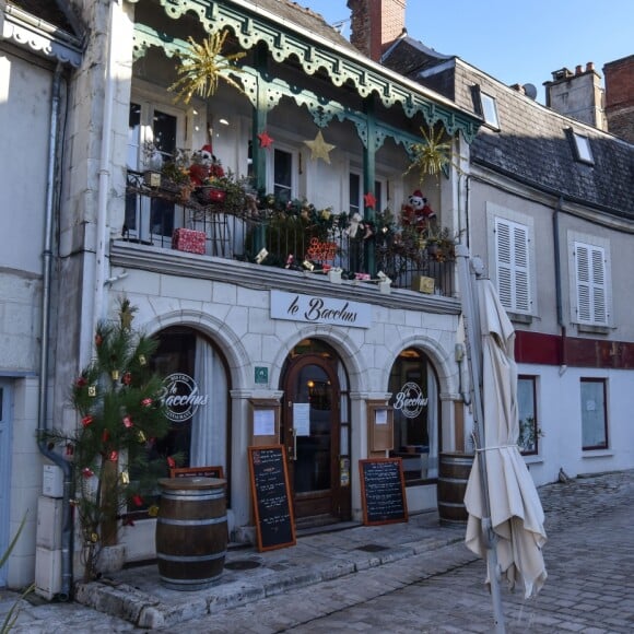 Le samedi 16 décembre 2017, la famille Macron est allée déjeuner au restaurant "Le Bacchus" à Saint-Aignan avant d'aller au ZooParc de Beauval - Le couple présidentiel est arrivé vendredi 15 décembre 2017 au Château de Chambord (Loir-et-Cher). Accompagnés de leur famille, Emmanuel et Brigitte Macron ont eu le droit à une visite privée du domaine avant de savourer un dîner organisé en marge d'une chasse "une battue de régulation des sangliers", qui était organisée ce même jour par l'Office national de la chasse et de la faune sauvage. L'homme politique s'est également entretenu avec les présidents des fédérations départementales des chasseurs. Samedi après-midi (le 16 décembre 2017), le président de la République et sa femme sont allés au ZooParc de Beauval pour saluer Yuan Meng, bébé panda baptisé en début de mois par la première dame, marraine de l'animal. Les enfants de Brigitte Macron (Laurence, cardiologue de 40 ans, Tiphaine, avocate de 33 ans et Sébastien, ingénieur de 42 ans) leurs gendres et belle-fille ainsi que tous les petits-enfants (7) étaient de la partie. Ce week-end familial était l'occasion de célébrer Noël en famille avec un peu d'avance. Le couple présidentiel a résidé à la Maison des Refractaires, une ancienne maison forestière située "au coeur du domaine royal, à quelques mètres du château.16/12/2017 - 