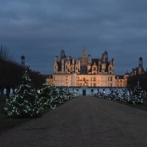 Le Château de Chambord - Le couple présidentiel est arrivé vendredi 15 décembre 2017 au Château de Chambord (Loir-et-Cher). Accompagnés de leur famille, Emmanuel et Brigitte Macron ont eu le droit à une visite privée du domaine avant de savourer un dîner organisé en marge d'une chasse "une battue de régulation des sangliers", qui était organisée ce même jour par l'Office national de la chasse et de la faune sauvage. L'homme politique s'est également entretenu avec les présidents des fédérations départementales des chasseurs. Samedi après-midi (le 16 décembre 2017), le président de la République et sa femme sont allés au ZooParc de Beauval pour saluer Yuan Meng, bébé panda baptisé en début de mois par la première dame, marraine de l'animal. Les enfants de Brigitte Macron (Laurence, cardiologue de 40 ans, Tiphaine, avocate de 33 ans et Sébastien, ingénieur de 42 ans) leurs gendres et belle-fille ainsi que tous les petits-enfants (7) étaient de la partie. Ce week-end familial était l'occasion de célébrer Noël en famille avec un peu d'avance. Le couple présidentiel a résidé à la Maison des Refractaires, une ancienne maison forestière située "au coeur du domaine royal, à quelques mètres du château.15/12/2017 - 