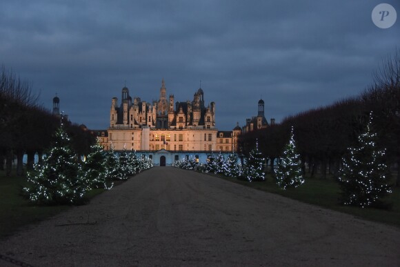 Le Château de Chambord - Le couple présidentiel est arrivé vendredi 15 décembre 2017 au Château de Chambord (Loir-et-Cher). Accompagnés de leur famille, Emmanuel et Brigitte Macron ont eu le droit à une visite privée du domaine avant de savourer un dîner organisé en marge d'une chasse "une battue de régulation des sangliers", qui était organisée ce même jour par l'Office national de la chasse et de la faune sauvage. L'homme politique s'est également entretenu avec les présidents des fédérations départementales des chasseurs. Samedi après-midi (le 16 décembre 2017), le président de la République et sa femme sont allés au ZooParc de Beauval pour saluer Yuan Meng, bébé panda baptisé en début de mois par la première dame, marraine de l'animal. Les enfants de Brigitte Macron (Laurence, cardiologue de 40 ans, Tiphaine, avocate de 33 ans et Sébastien, ingénieur de 42 ans) leurs gendres et belle-fille ainsi que tous les petits-enfants (7) étaient de la partie. Ce week-end familial était l'occasion de célébrer Noël en famille avec un peu d'avance. Le couple présidentiel a résidé à la Maison des Refractaires, une ancienne maison forestière située "au coeur du domaine royal, à quelques mètres du château.15/12/2017 - 