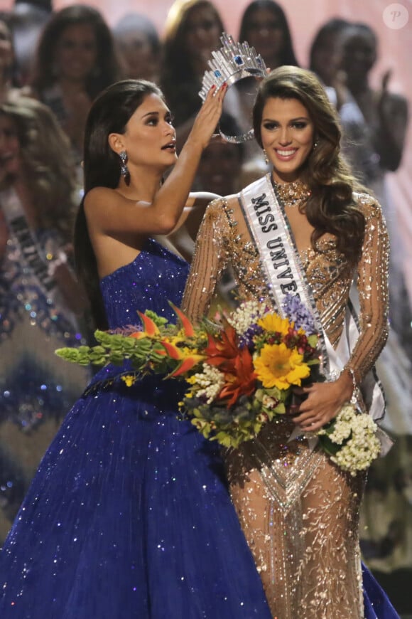 Iris Mittenaere et Pia Wurtzbach, Miss Univers 2015 - La Française Iris Mittenaere couronnée Miss Univers; Choisie face à ses 85 concurrentes, la Française Iris Mittenaere a été élue lundi 30 janvier Miss Univers lors d'un concours télévisé organisé à Manille, aux Philippines le 30 janvier 2017. © Linus Guardian Escandor Ii via ZUMA Wire / Bestimage