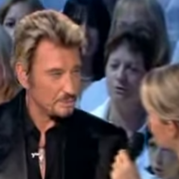 Johnny Hallyday et Laeticia interprètent "Imagine" dans l'émission caritative "Les 500 choristes ensemble" pour les 60 ans de l'Unicef sur TF1, le 18 novembre 2006.