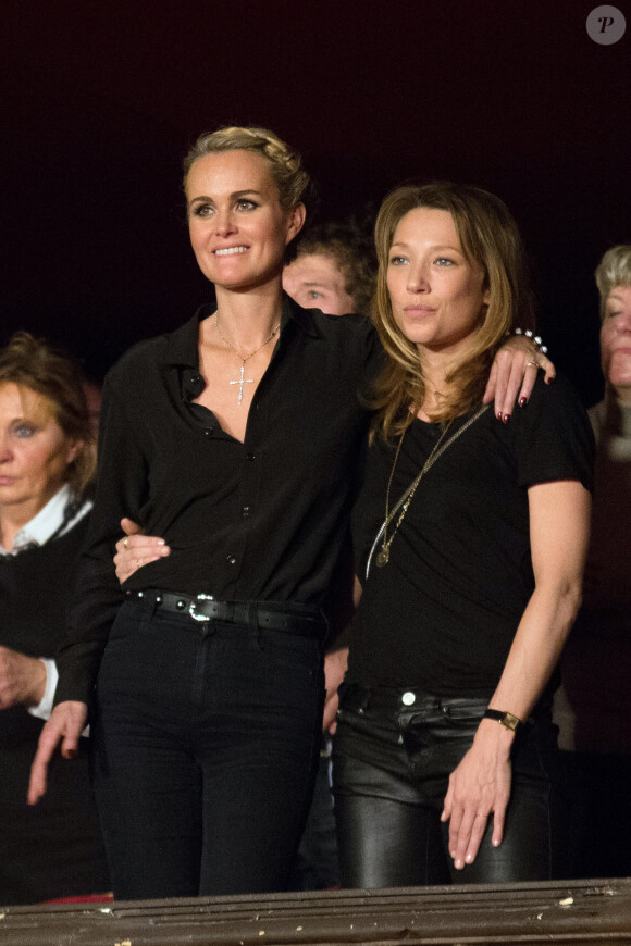 Exclusif - Laeticia Hallyday et Laura Smet - Concert caritatif de Johnny Hallyday pour l'association de sa femme "La Bonne Etoile", qui vient en aide aux enfants du Vietnam, au Trianon de Paris, le 15 decembre 2013.