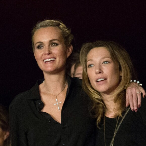 Exclusif - Laeticia Hallyday et Laura Smet - Concert caritatif de Johnny Hallyday pour l'association de sa femme "La Bonne Etoile", qui vient en aide aux enfants du Vietnam, au Trianon de Paris, le 15 decembre 2013.