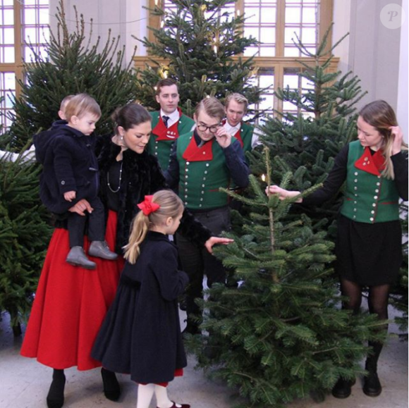 La princesse Victoria de Suède avec ses enfants la princesse Estelle et le prince Oscar lors de la réception des sapins de Noël destinés au palais royal, à Stockholm, le 14 décembre 2017.