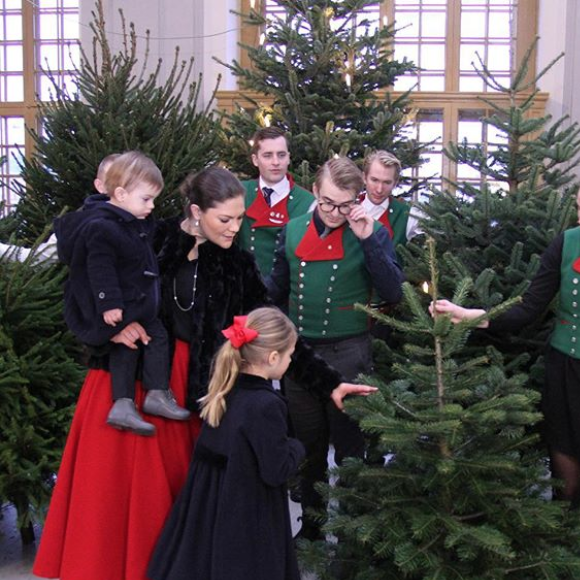 La princesse Victoria de Suède avec ses enfants la princesse Estelle et le prince Oscar lors de la réception des sapins de Noël destinés au palais royal, à Stockholm, le 14 décembre 2017.